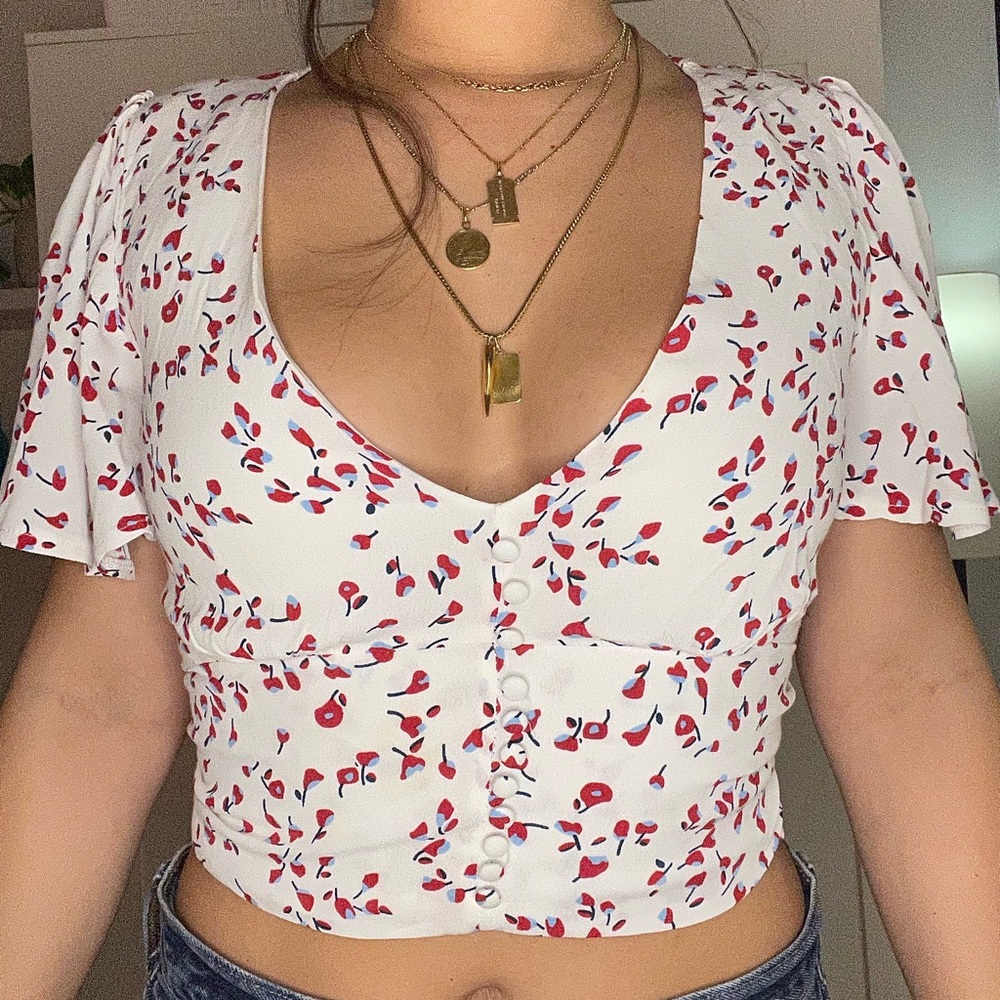 Olivia + James white short sleeve top size M, red and light blue flower buds - Picture 3 of 5
